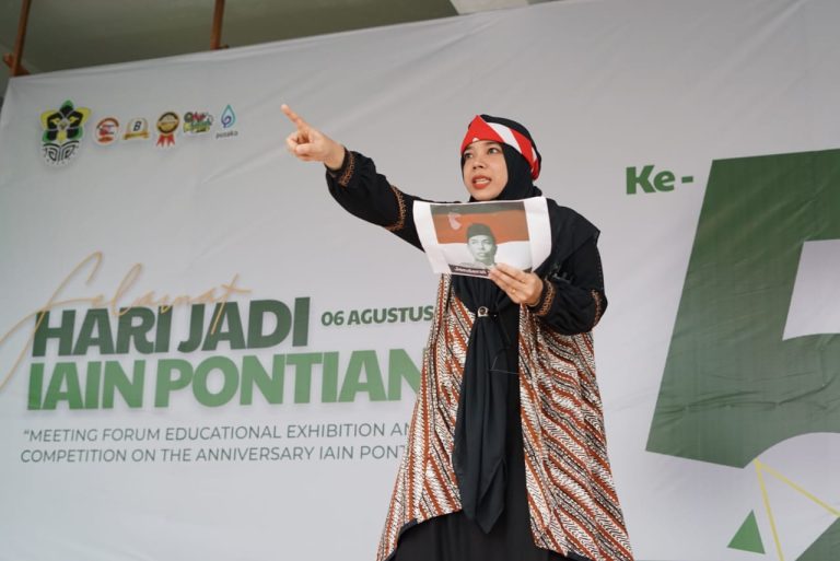 NUR RAHMIANI, M.PD. TAMPILKAN BAKAT SENI DI LOMBA BACA PUISI HARLAH IAIN PONTIANAK KE-55