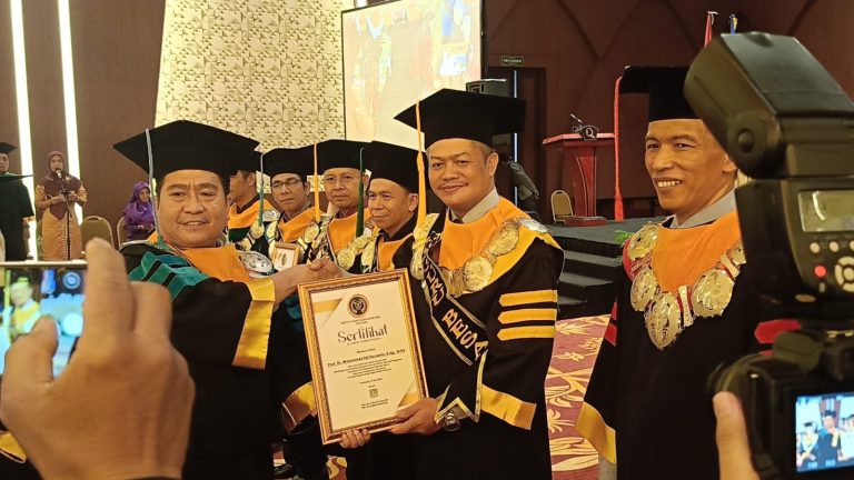 TINGKATKAN PRESTASI BERSAMA: PENGUKUHAN 8 PROFESOR DENGAN KONTRIBUSI KETUA LPM IAIN PONTIANAK
