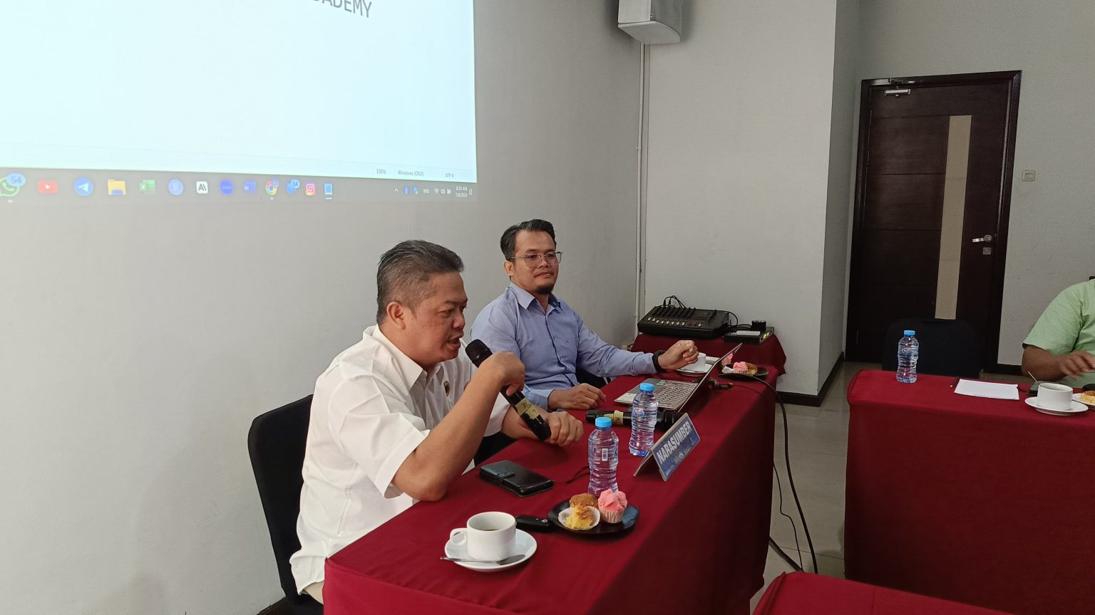 Prof. M. Edi Kurnanto, M.Pd Beri Arahan di Workshop Jurnal Internasional_4