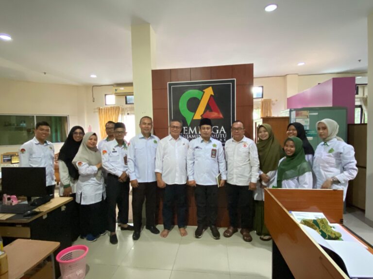 HALAL BIHALAL PASCA IDUL FITRI, BIRO AUAK KUNJUNGI LPM IAIN PONTIANAK PERERAT SILATURAHMI