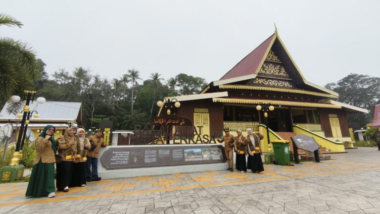 MENAPAKI JEJAK PERADABAN ISLAM DAN BUDAYA MELAYU, LPM IAIN PONTIANAK JELAJAHI PULAU PENYENGAT